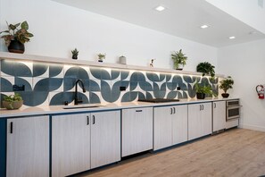 Frigorífico, microondas, horno y lavavajillas