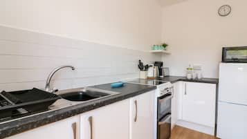 Frigorífic i utensilis de cuina, vaixella i coberteria
