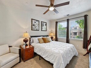 2 Schlafzimmer, Schreibtisch, Bügeleisen/Bügelbrett, Reisekinderbett