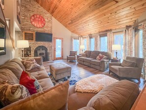 Smart-TV, peis, DVD-spiller og bøker