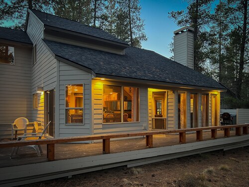 Fantastic location! Hot Tub, AC, SHARC passes, bikes and a great deck!