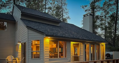 Fantastic location! Hot Tub, AC, SHARC passes, bikes and a great deck!