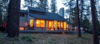 Fantastic location! Hot Tub, AC, SHARC passes, bikes and a great deck!