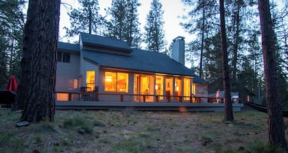 Fantastic location! Hot Tub, AC, SHARC passes, bikes and a great deck!