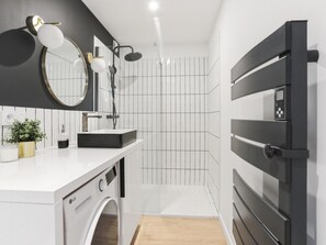 Shower, hair dryer, towels