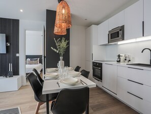 Fridge, microwave, oven, dishwasher - Appartement Ebène - Welkey (Antibes)