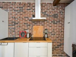 Fridge, microwave, oven, coffee/tea maker