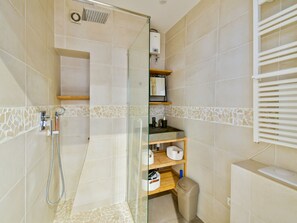 Douche, séchoir à cheveux, serviettes fournies, savon