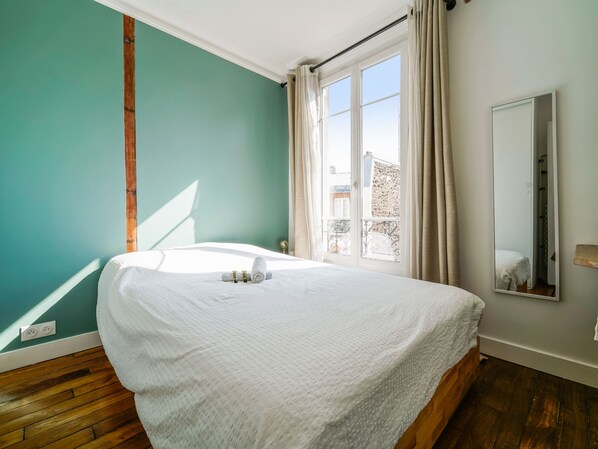 1 bedroom, desk, WiFi, bed sheets