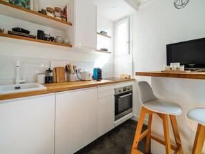 Réfrigérateur, four, cafetière/bouilloire, grille-pain