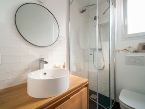 Suihku, hiustenkuivaaja, pyyhkeet, saippua