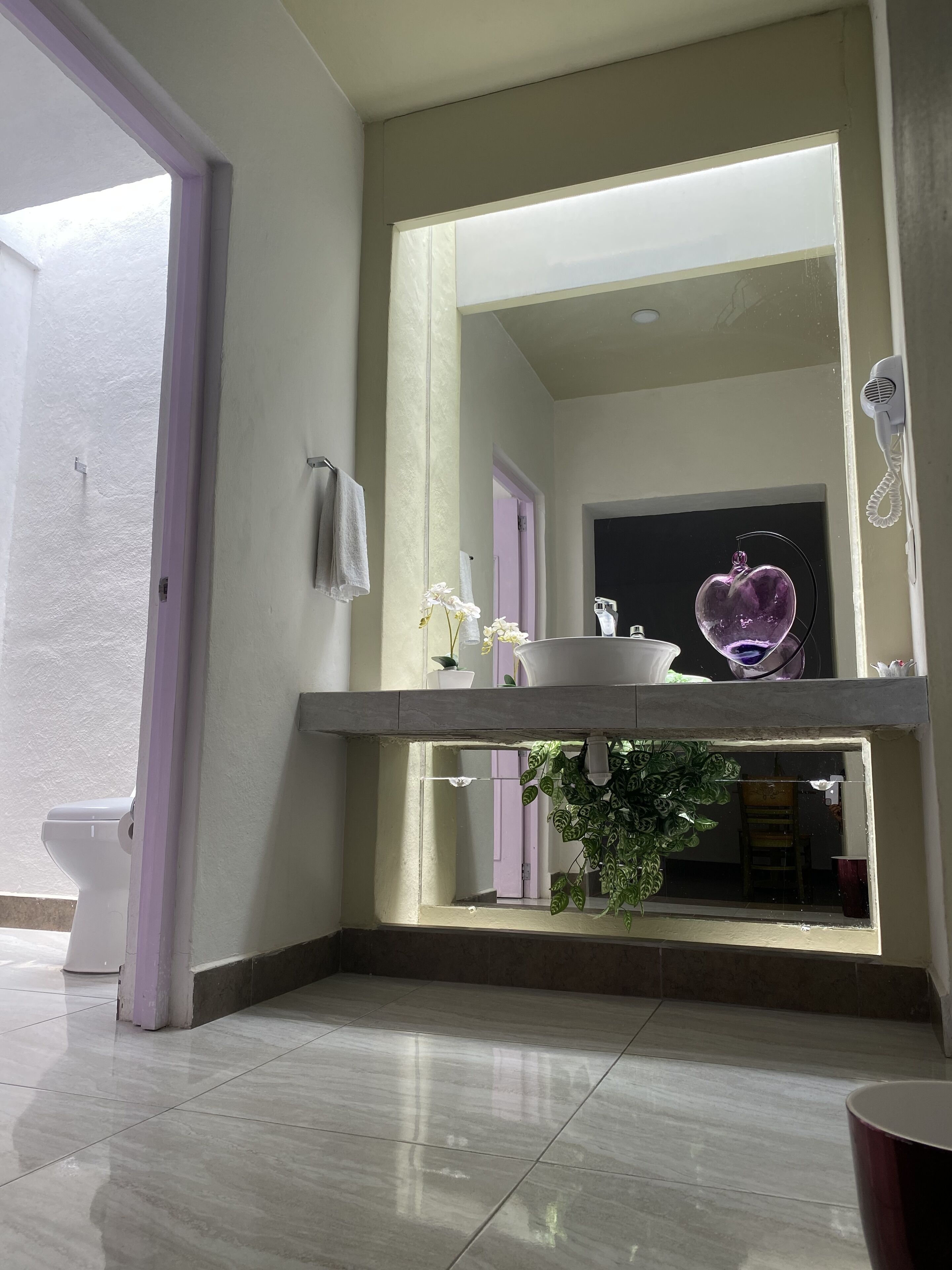 Chambre triple Confort | Salle de bain | Douche, douche cascade, serviettes fournies