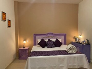 A bedroom with a bed, nightstands, and a dresser. - Hotel castillon (Ezequiel Montes)
