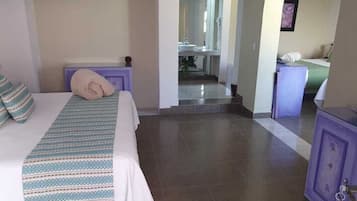 Habitación triple Confort | Wifi gratis y ropa de cama