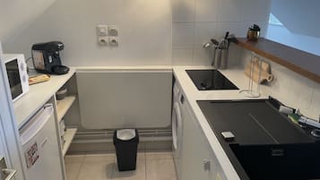 Refrigerador, microondas, parrilla de estufa y cafetera y tetera