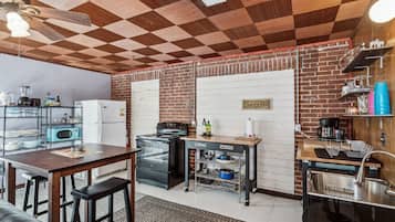 Oven, cookware/dishes/utensils, spices