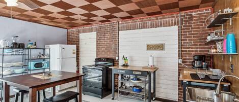 Ovn, køkkentøj/tallerkener/redskaber, krydderier