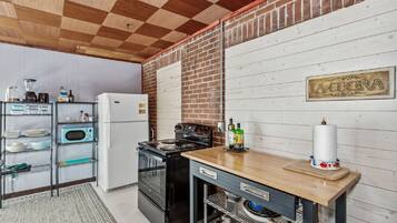 Fogão, talheres/pratos/utensílios de cozinha, especiarias