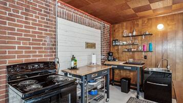 Oven, cookware/dishes/utensils, spices