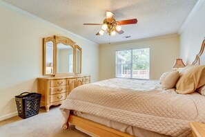 4 habitaciones, escritorio, tabla de planchar con plancha y internet 