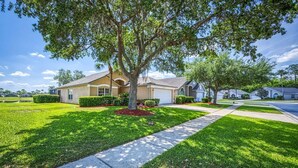 Un quartier résidentiel où les pelouses sont bien entretenues, une allée bordée d’arbres mène aux maisons, qui sont toutes dotées de garages attenants.