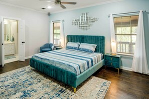 6 bedrooms, desk, iron/ironing board, travel cot