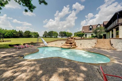 10 Acres w/ Pool & Pond: Luxury Melissa Villa!