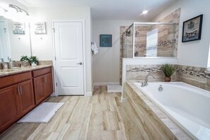 Shower, hair dryer, towels, soap - Spacious 6-bedroom home in Davenport, Osceola County, perfect for 12 guests. (Kissimmee)