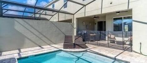 Een verwarmd zwembad