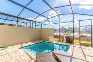 Une piscine extérieure couverte offrant une vue sur les immeubles d’habitation.