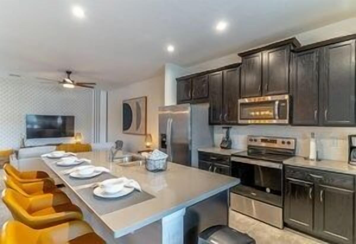 Frigorífic, microones, forn i placa de cuina 