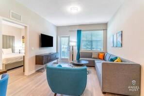Smart TV - Spacious 3BR condo in Orlando, perfect for families, near attractions. (Orlando)