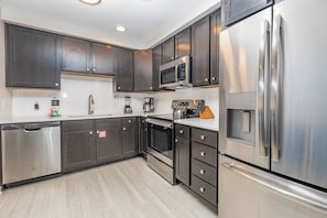 Kühlschrank, Mikrowelle, Ofen, Herdplatte