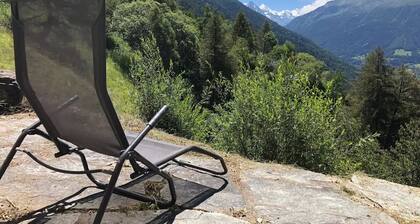Extérieur : Appartement dans un chalet pour 2 personnes avec balcon, terrasse avec mobilier de jardi