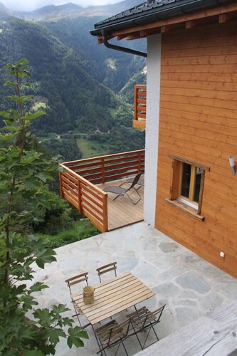 Extérieur : chalet pour 4 personnes avec balcon, terrasse avec mobilier de jardin, une vue imprenabl