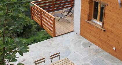 Extérieur : chalet pour 4 personnes avec balcon, terrasse avec mobilier de jardin, une vue imprenabl