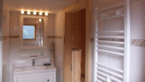 A bathroom with a vanity, mirror, and towel rack. - Outside: 4-person chalet with balcony, terrace with garden furniture, breathtaking views of the Val (St-Luc)