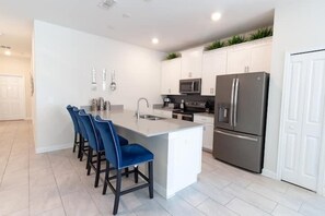 Fridge, microwave, oven, stovetop - Spacious 5-bedroom townhouse in Kissimmee, perfect for family getaways! (Kissimmee)