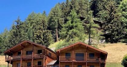 Extérieur : Beau chalet confortable pour 6 à 8 personnes avec une vue splendide. Lumineux et spacieu