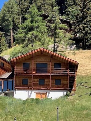 Exterior - Outside: Beautiful cozy cottage for 6 to 8 people with a splendid view. Bright and spacious -inside: (St-Luc)