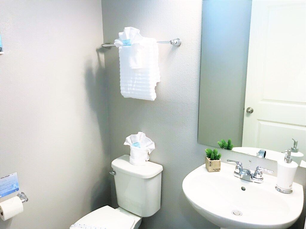 Ein Badezimmer mit Toilette, Waschbecken und Handtuchhalter.