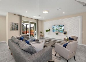 Smart TV - Spacious 5BR home in Davenport, FL, perfect for family getaways with private pool. (Davenport)