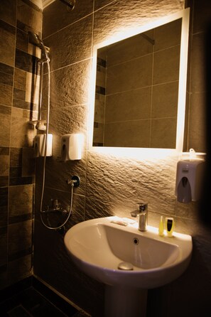 Economy Single Room | Bathroom | Separate tub and shower, hair dryer, bidet, towels - Tourist Palace Hotel (Cairo)