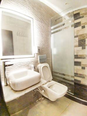 Bañera y ducha independientes, secador de pelo, bidet, toallas