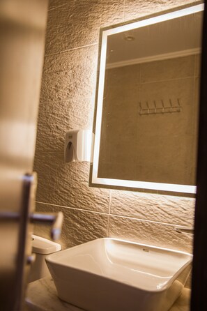 Chambre Triple Standard | Salle de bain | Baignoire et douche séparées, sèche-cheveux, bidet, serviettes fournies