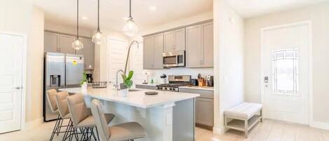 Køleskab, mikrobølgeovn, ovn, kogeplade