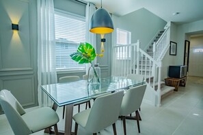Dining - Spacious 5BR TownHome in Kissimmee, perfect for family getaways! (Kissimmee)