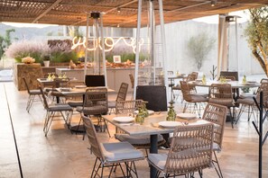 Bar en bord de piscine