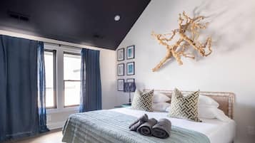 3 bedrooms, desk, iron/ironing board, travel crib