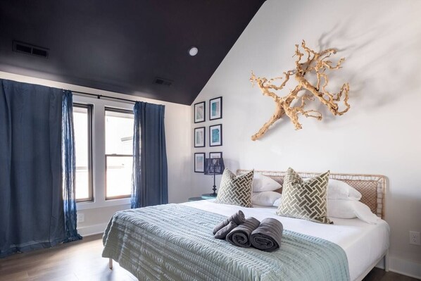 3 chambres, bureau, fer et planche à repasser, lit de bébé portatif